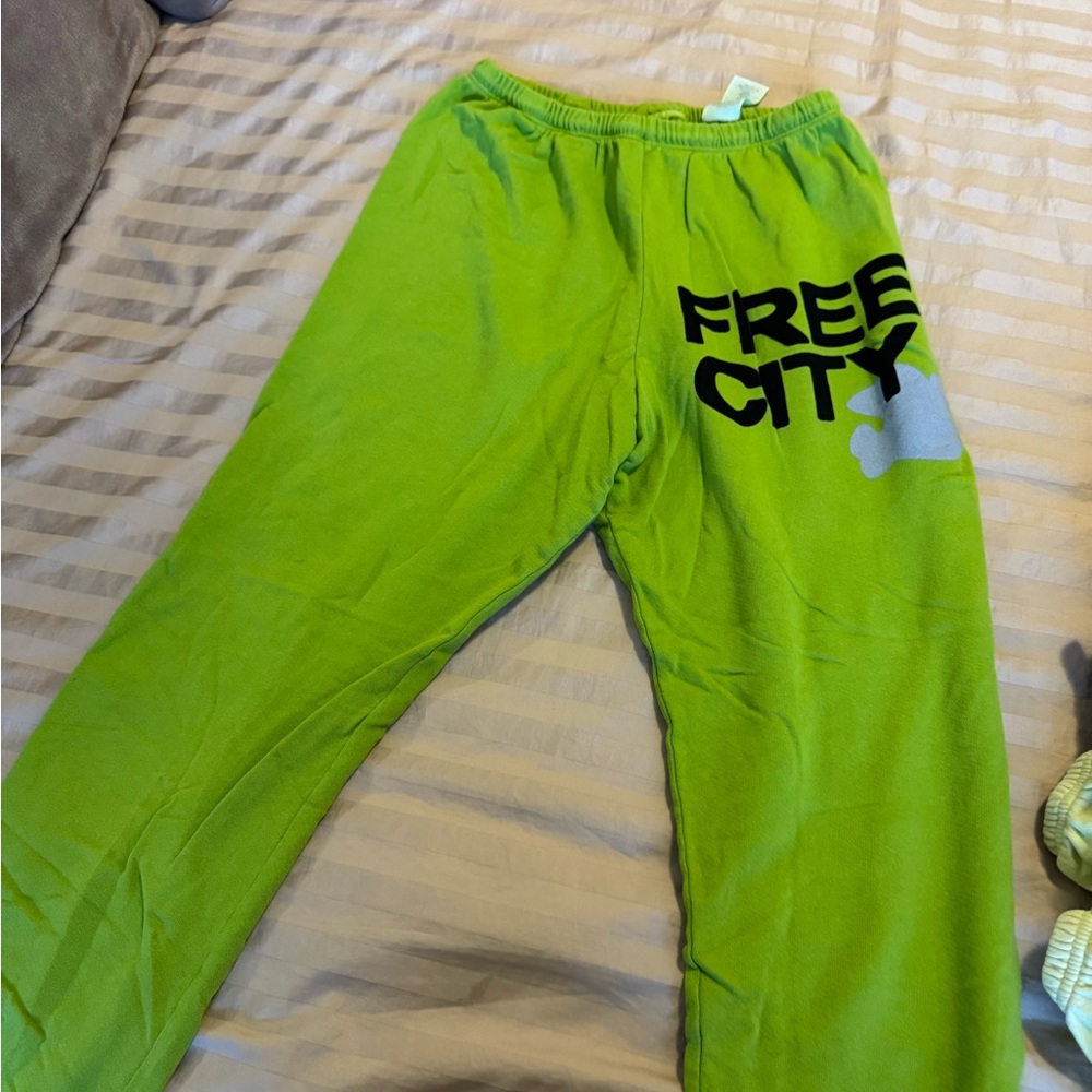 Free city sweats. Size M. Barely worn. Color: Green.